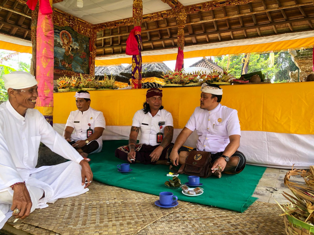 Perbekel Petang Menghadiri Uleman Karya Piodalan di Pura Pucak Arantaja